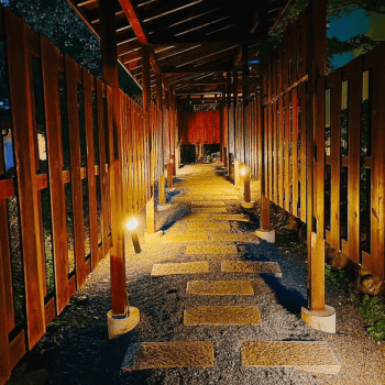 別館離れの隠れ家やへは特別な専用通路を通て。夜のライトアップがまたきれいなんです。。