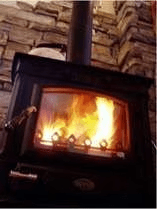 薪ストーブ入りました。ストーブ囲んで薪ストーブならではの暖かさを感じてみてください！これが暖かいんです。