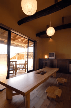 別館は和。夕焼けを見ながらの部屋出しのディナーをお楽しみください。