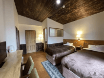 ツインをリノベーション。シックな山のプチホテルのようなお部屋。テラスからの景色も美しく、夢心地に♪