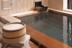 湯口から注ぐのは、掛け流しの天然温泉です。☆贅沢だぁ☆
別館檜のお風呂に抗ウイルス施工をしました。