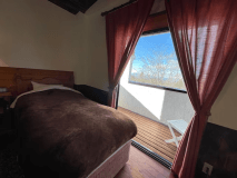 冬のツインの写真です。温かい毛布と清きよしい空の気持ちよさは現地でしか楽しめません。