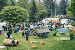 「　Tiny Garden Festival　」の開催ブースです。以前の写真を頂戴しています。
野外イベントで「衣・食・住・遊」を親子でも楽しめるイベントです