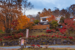 秋の正面からみたオーベルジュ つつじとかえで。紅葉に包まれ、移ろう季節の美しさを五感で味わう静謐(せいひつ)な時間。 秋の正面からみたオーベルジュ つつじとかえで。紅葉に包まれ、移ろう季節の美しさを五感で味わう静謐(せいひつ)な時間。