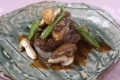 *【和牛フィレ肉のフォアグラ乗せ】黒酢とポートワインを合わせたソースがお肉の味を引き立てます☆