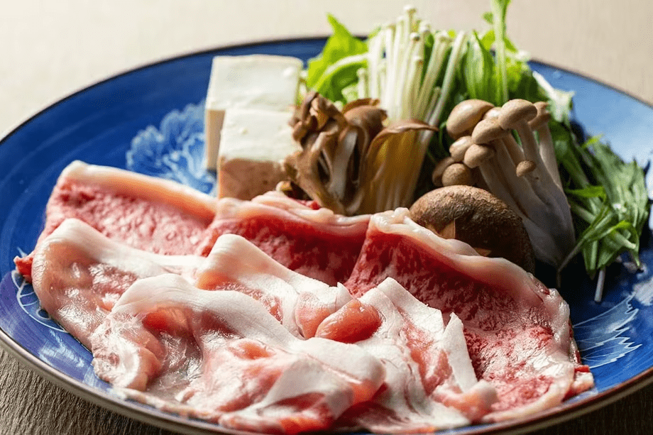 しゃぶしゃぶは当旅館の温泉を出汁として使った豊後牛と大分県の豚の人気メニューです。