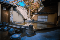 水音と木々の彩りに包まれる、やすらぎの露天風呂