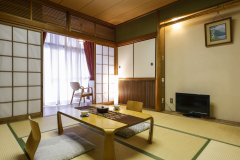 ■客室■『太山寺』と美しい景色が眺められる、自然豊かな8畳の和室