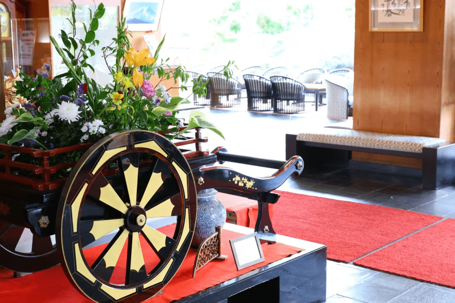 【本館1階】御所車（ロビー装花）