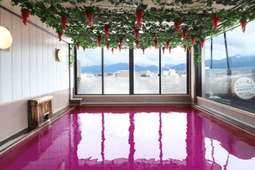 【本館7階/展望ワイン風呂】（女性用）アルコール分は除いてあるのでお子様も安心。甘い香りも♪
