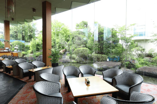 【本館1階】ロビーラウンジ　光が差し込む大きなガラスが印象的なラウンジ