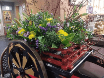 【本館1階】御所車(ロビー装花) 【本館1階】御所車(ロビー装花)