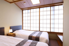 【本館】和室12畳+4.5畳 （一例）　※4.5畳にベッド設置のお部屋