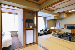 【本館】和室12畳+4.5畳 （一例）　※4.5畳にベッド設置のお部屋