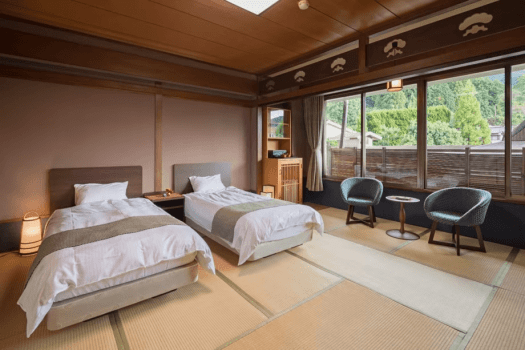 本館 ◆ 和モダン 和室８～10畳 ◆ 和室にベッドで寛ぐ【禁煙】