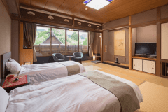 本館 ◆ 和モダン 和室８～10畳 ◆ 和室にベッドで寛ぐ【禁煙】