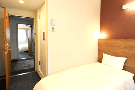 【客室】アジョイニングルーム◆お向かい同士の『ツイン』のお部屋を２部屋ご用意いたします
ベッドをくっつけてハリウッドツインにしたり、壁側に寄せることもできますので、お気軽にお問い合わせください♪