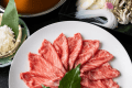 黒毛和牛A4ランクを使用した「すき焼き」または「しゃぶしゃぶ」