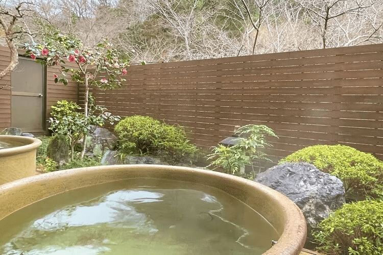 ■女湯　令和元年オープンしたテラス露天風呂。夜には中庭がライトアップされます。