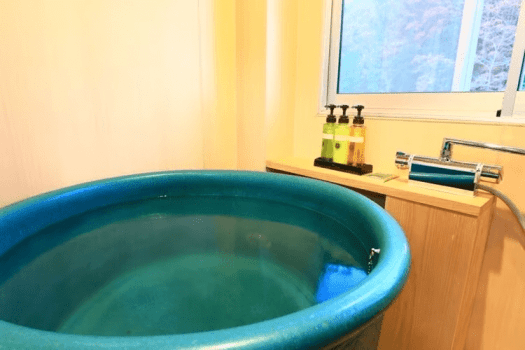 ■令和元年に12畳・10畳の客室を半露天風呂付にリニューアルしました。