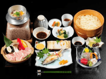 ■徳島名産「阿波尾鶏」の陶板焼き（季節の天ぷらまたは焼物）