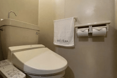 ■温水洗浄トイレを設置している客室がございます。（※客室によっては共同トイレのご利用となります）