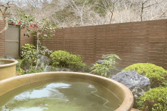 ■女湯　令和元年オープンしたテラス露天風呂。夜には中庭がライトアップされます。