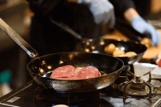 【出張シェフ】お部屋にいながら、出張シェフが目の前で調理するライブ感のある食事を楽しめます♪
