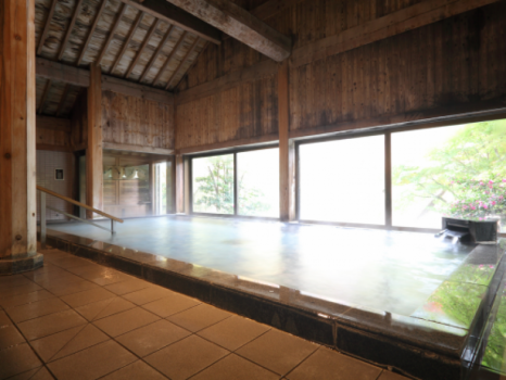 【大浴場】天井が高くゆったりとした趣きある大浴場