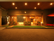 【外観】お迎えする玄関（夜間）