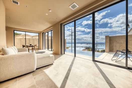 【A棟｜76.35平米】海と溶け合うインフィニティプール。古宇利大橋を望む絶景を独り占めする贅沢。