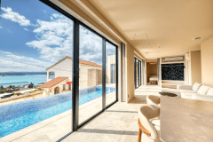 【A棟｜76.35平米】水面と海が繋がる特別な場所。海に浮かんでいるような浮遊感に包まれるプール。