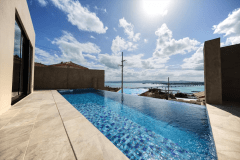 【A棟｜76.35平米】青い空と海へ続くインフィニティプール。古宇利島の自然を独り占めする開放的なひとときを。