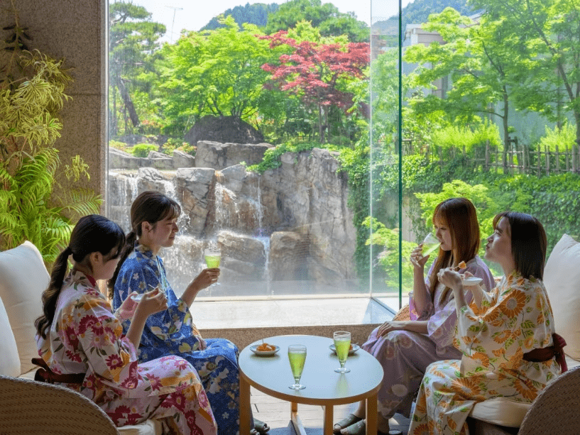 ロビーラウンジ「サンガーデン」で、山形名物の玉こんにゃくやウェルカムドリングで和やかなひとときを。 ロビーラウンジ「サンガーデン」で、山形名物の玉こんにゃくやウェルカムドリングで和やかなひとときを。
