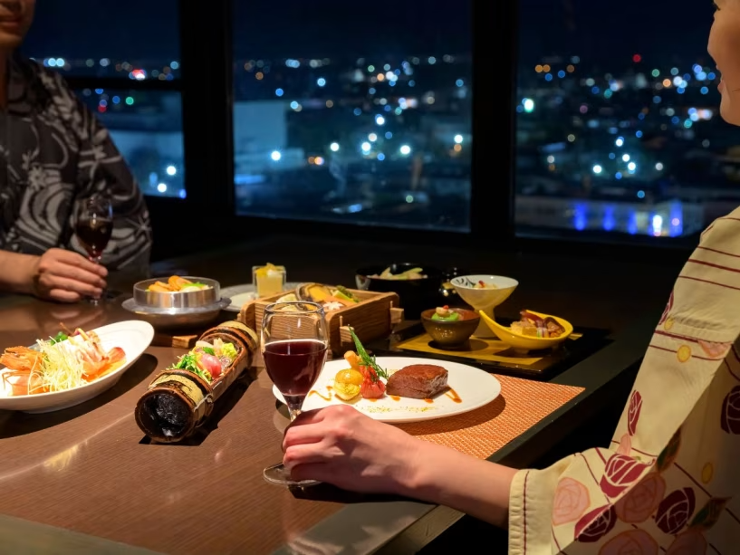 【最上階個室会食場「彩花亭」】夜景を眺める窓側個室。（一例）