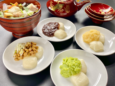 【お正月朝食膳イメージ】山形名物の納豆餅をはじめ、数種類のお餅とお雑煮をご用意しております。（種類は変更になる場合がございます）