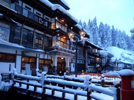 大正ロマン漂う銀山温泉（提供：尾花沢市観光物産協会）