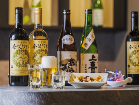 【湯上りラウンジ「月」】アルコールとソフトドリンク、おつまみを自由にお楽しみいただけます。