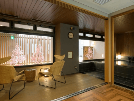 【貸切風呂「桜」】テラスをイメージした室内の寛ぎスペース。湯上りにお寛ぎいただけます。