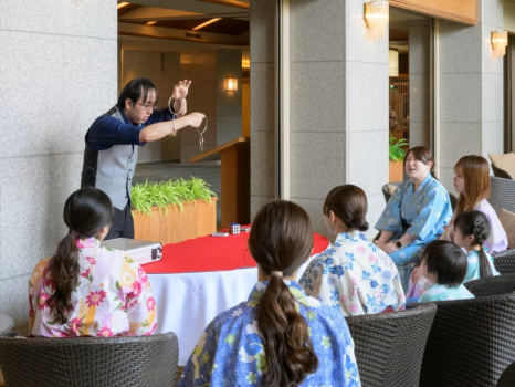 【マジックショー】毎週土曜日の夜はロビーにてマジックショー開催！お子様に大人気