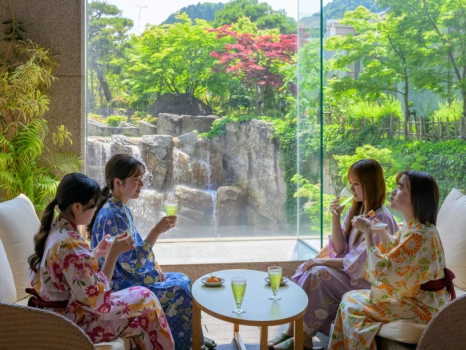ロビーラウンジ「サンガーデン」で、山形名物の玉こんにゃくやウェルカムドリングで和やかなひとときを。