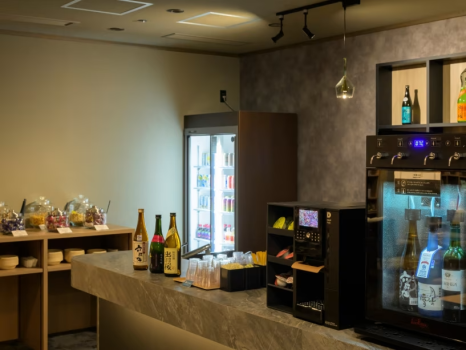 【湯上りラウンジ「月」】アルコールとソフトドリンク、おつまみを自由にお楽しみいただけます。