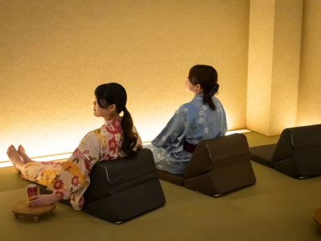 【プレミアムラウンジ「月」】ほんのり灯る柔らかな光の中で、湯上りにのんびりとお寛ぎください。
