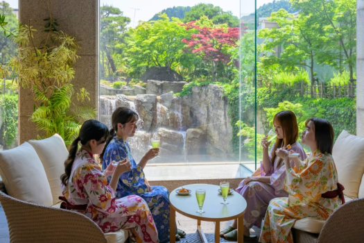 ロビーラウンジ「サンガーデン」で、山形名物の玉こんにゃくやウェルカムドリングで和やかなひとときを。