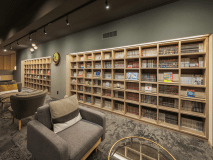 【プレミアムラウンジ「月」】本棚には2000冊の漫画がずらり。お好きなお席でお読みください。