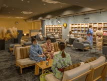 【プレミアムラウンジ「月」】アルコールにおつまみ、約2千冊の漫画など、思い思いにお寛ぎください。