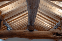 古民家らしい太い梁が印象的