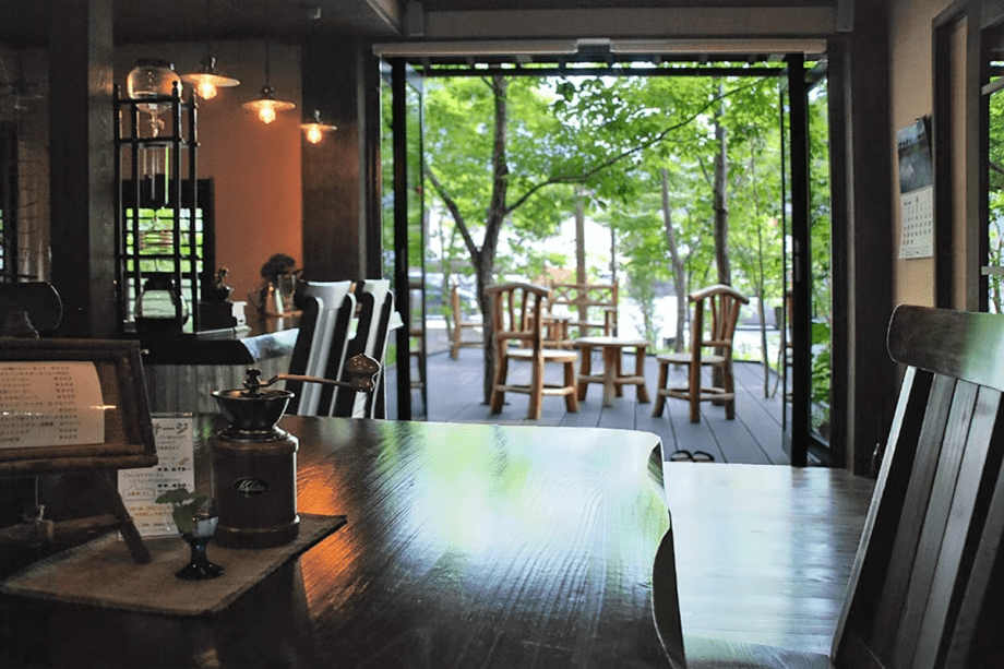 【喫茶・談話室】若旦那こだわりのカフェでは、懐かしいレコードが流れる。火・木・土の夜は焼酎バーに！