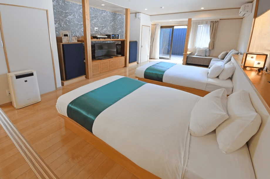 【特別室／佐嘉の間】ベッドルームにはシモンズ社製セミダブルベッド2台設置