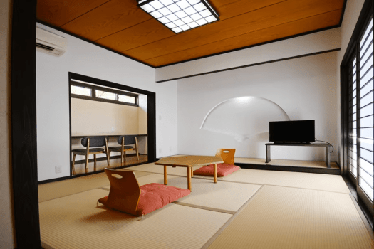 【和洋室／天山の間】二世代旅行にも最適な寛ぎの和洋室。それぞれの世代が気兼ねなく過ごせる設計